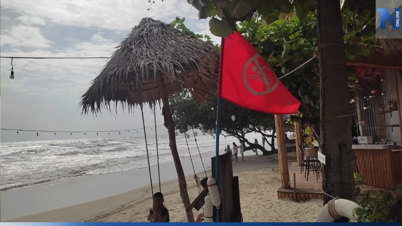 นทท. นับหมื่นทะลัก "เกาะช้าง" แม้คลื่นลมแรง ต้องปักธงแดงเตือนห้ามลงเล่นน้ำ นทท. นับหมื่นทะลัก "เกาะช้าง" แม้คลื่นลมแรง ต้องปักธงแดงเตือนห้ามลงเล่นน้ำ