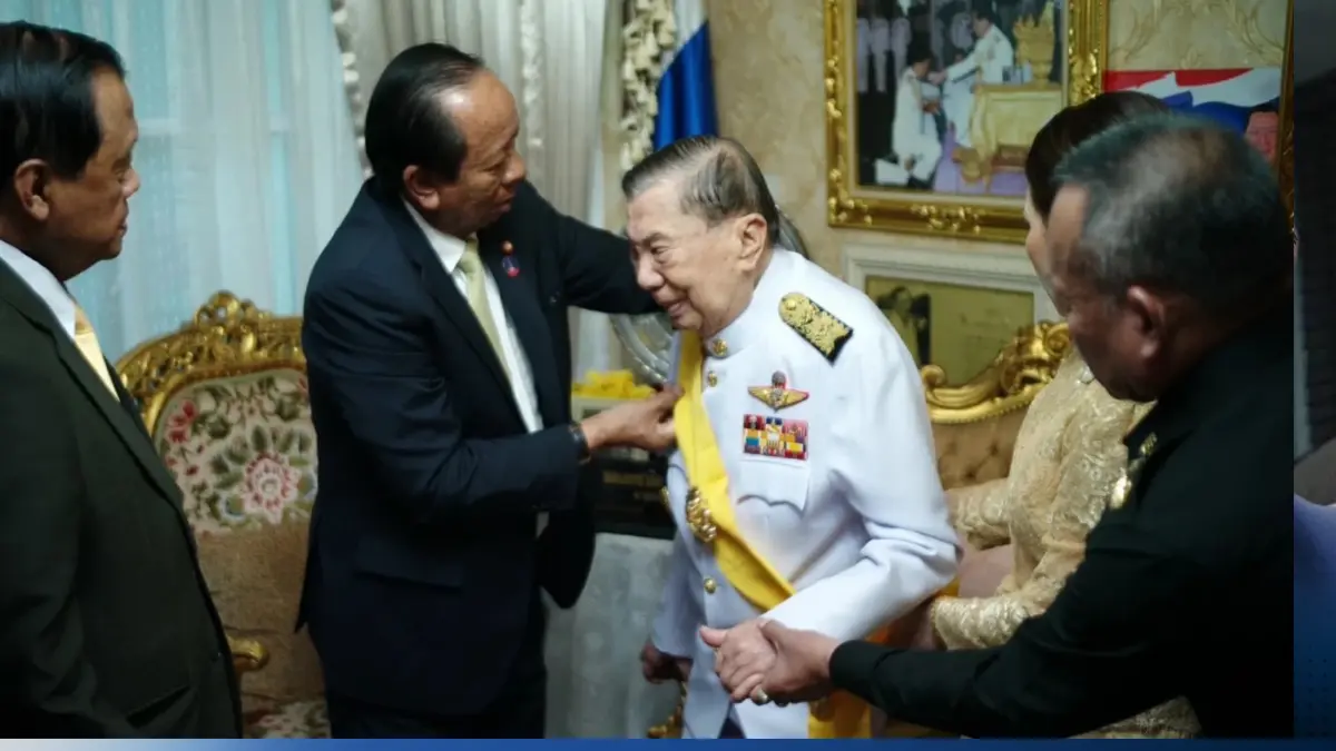 เผยภาพ "พล.อ.ชวลิต ยงใจยุทธ" รับมอบเครื่องราชฯสูงสุดจากรัฐบาลกัมพูชา
