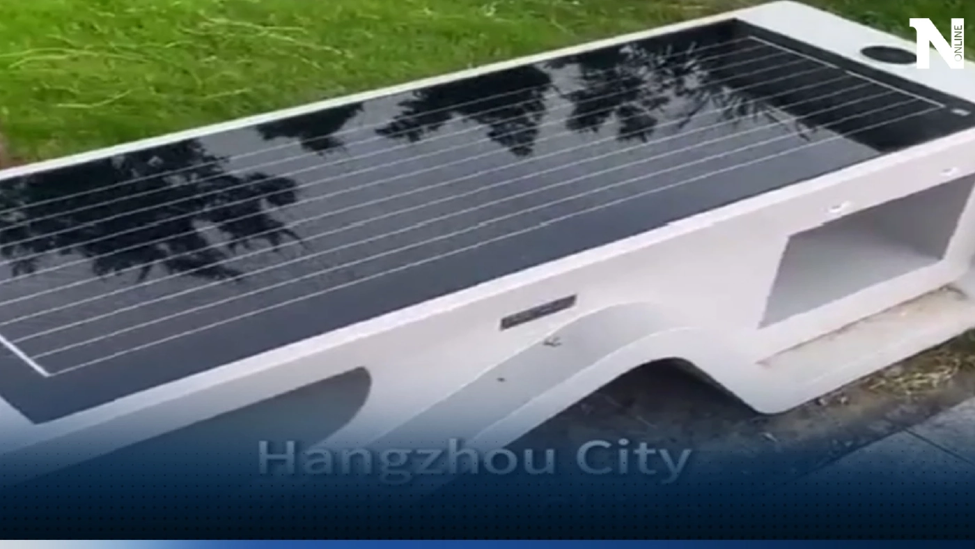 เก้าอี้สาธารณะพลังงานแสงอาทิตย์ มีฟังก์ชั่นพิเศษชาร์จมือถือแบบไร้สายได้