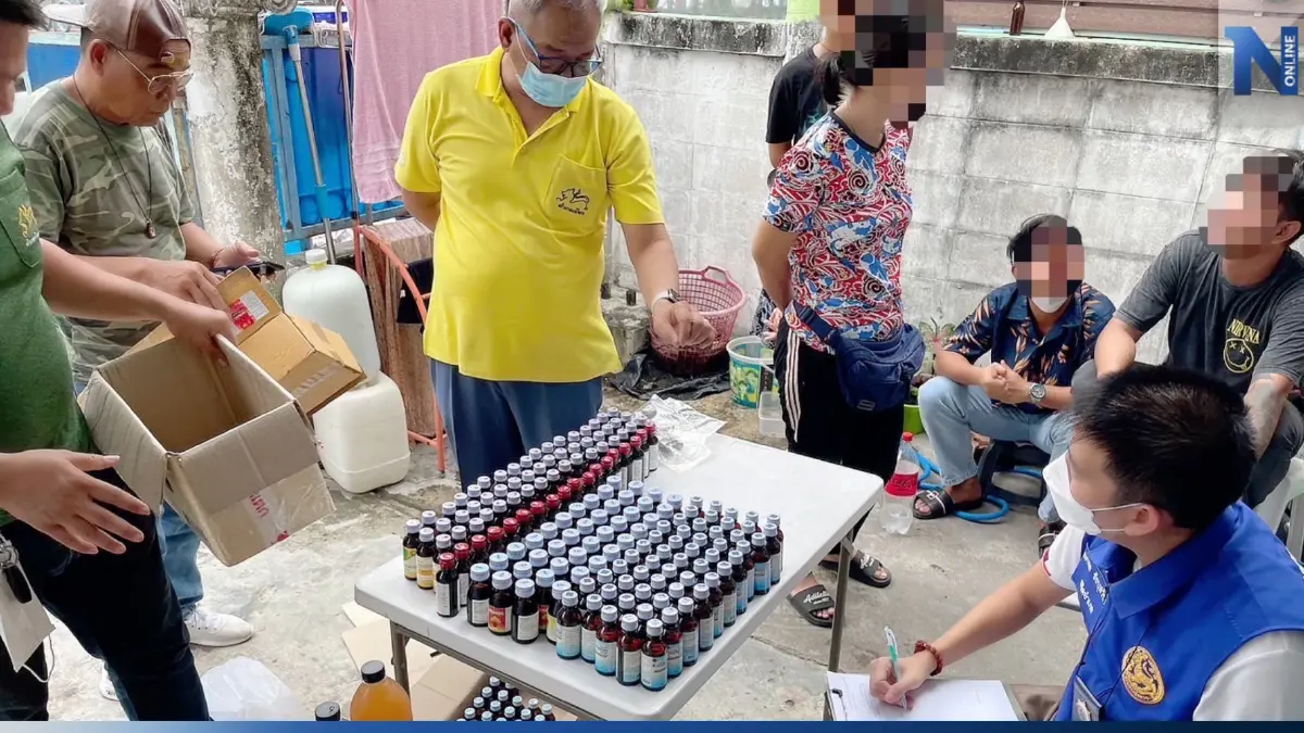 บุกจับพ่อค้าหัวใส ขายน้ำ 4X100 พร้อมกัญชาอัดแท่ง ริมถนน แบบโจ๋งครึ่ม