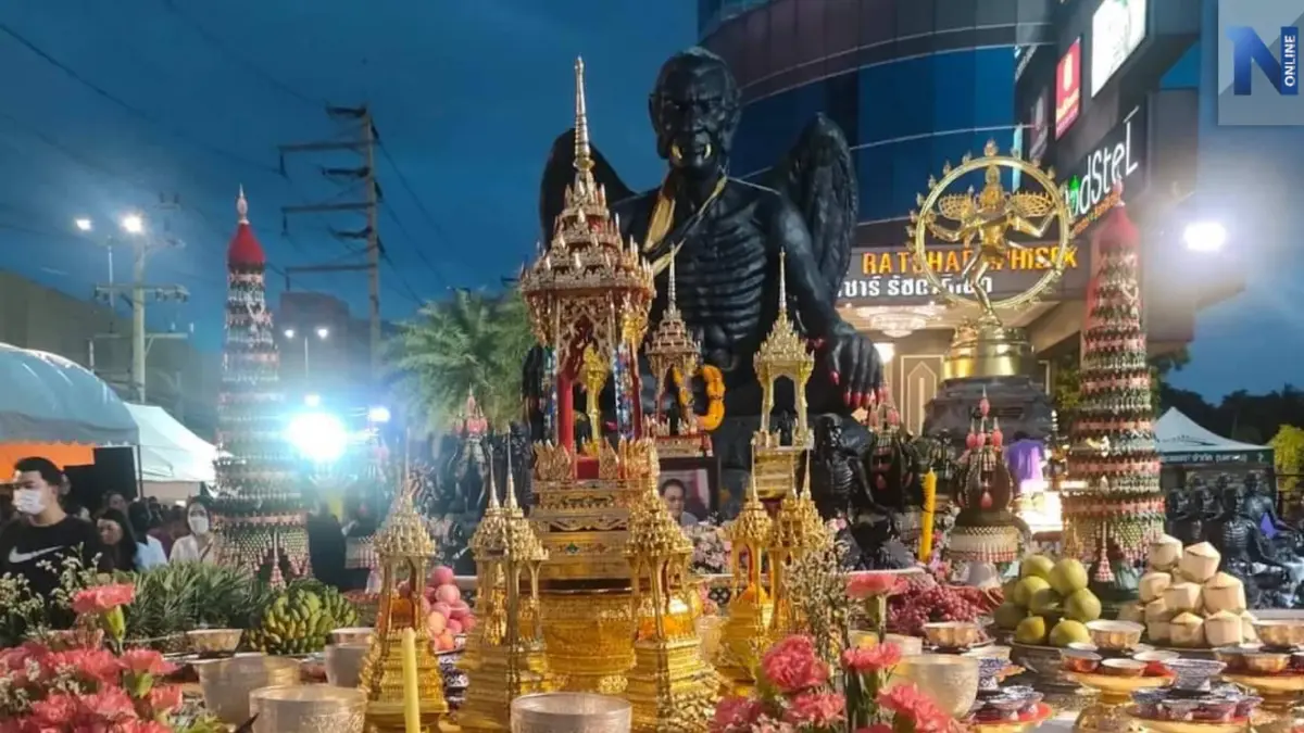 "สายมู"ครึ่งหมื่นร่วมพิธีเบิกเนตร"ครูกายแก้ว" ชุลมุนแย่งเหรียญ (ชมคลิป)