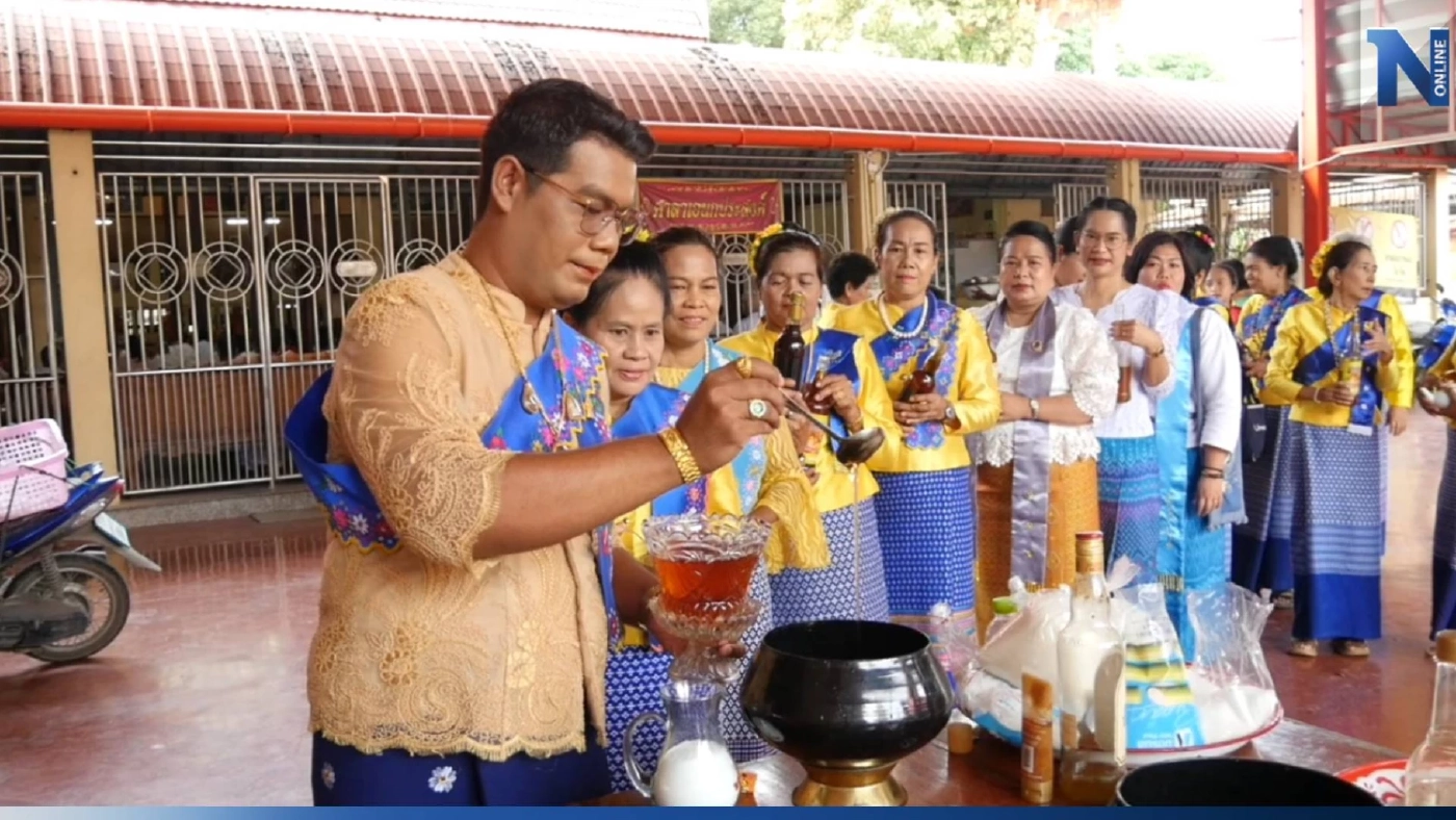 ชาวไทยเชื้อสายมอญ ทำบุญ "ตักบาตรน้ำผึ้ง" สืบสานประเพณี 100 ปี