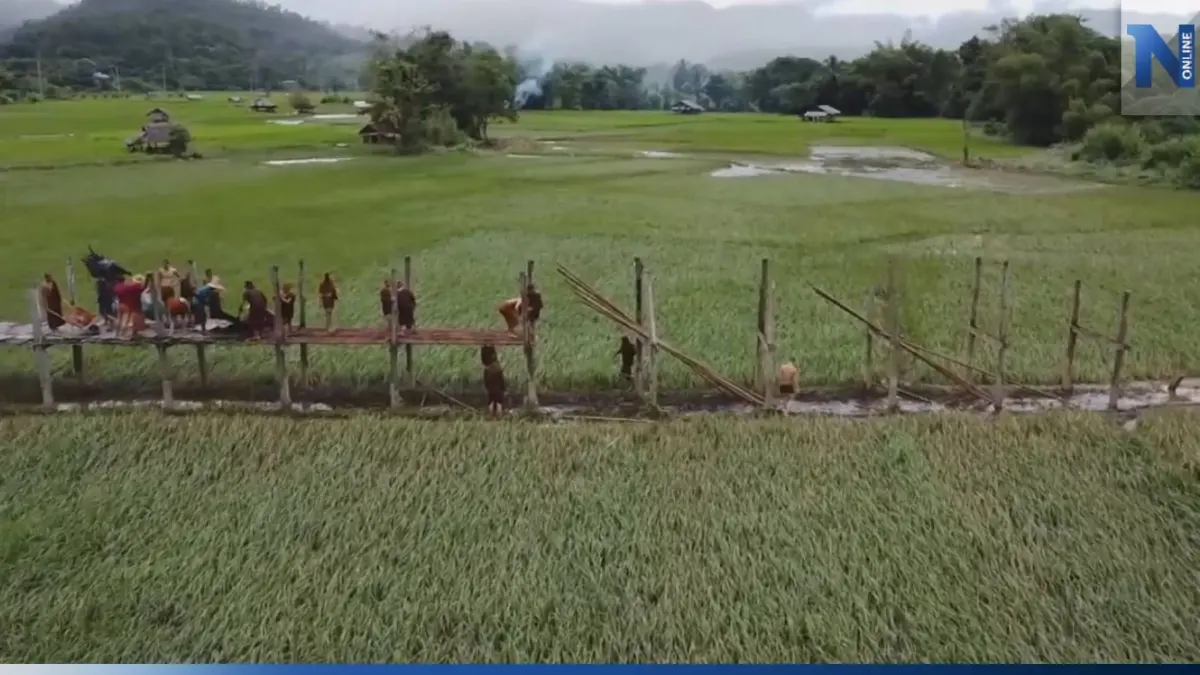 พระ-เณร เร่งช่วยกันซ่อม "สะพานซูตองเป้" หลังเจอฝนถล่ม น้ำป่าซัดเสียหายหนัก พระ-เณร เร่งช่วยกันซ่อม "สะพานซูตองเป้" หลังเจอฝนถล่ม น้ำป่าซัดเสียหายหนัก