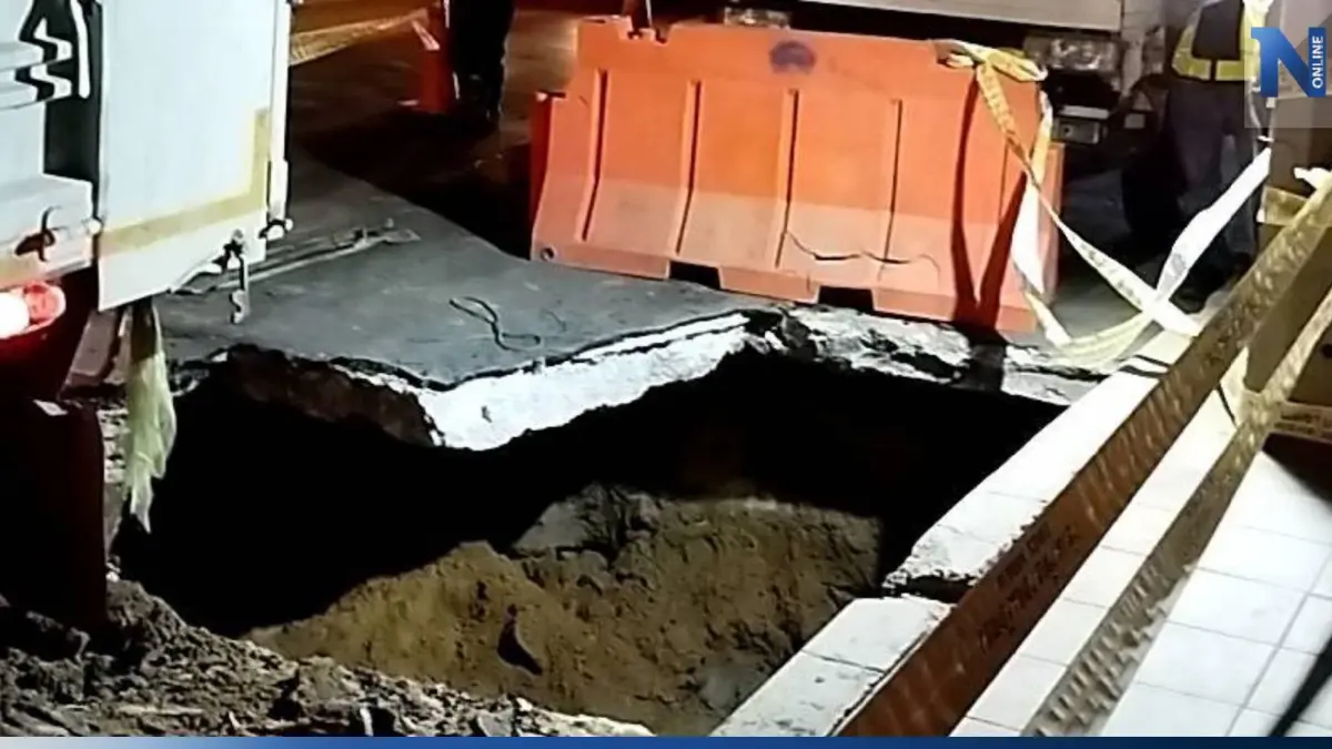 ระทึก ถนนลาดพร้าวทรุดตัว ลึก 2 เมตร จนท.เร่งเคลียร์พื้นที่