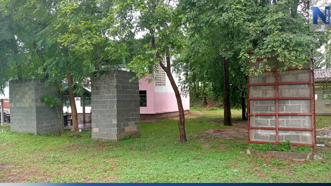 ตะลึง! รร.กาฬสินธุ์ ก่ออิฐเสริมโครงเหล็ก "ต้นพะยูง" กันแก๊งมอดไม้ลอบตัด