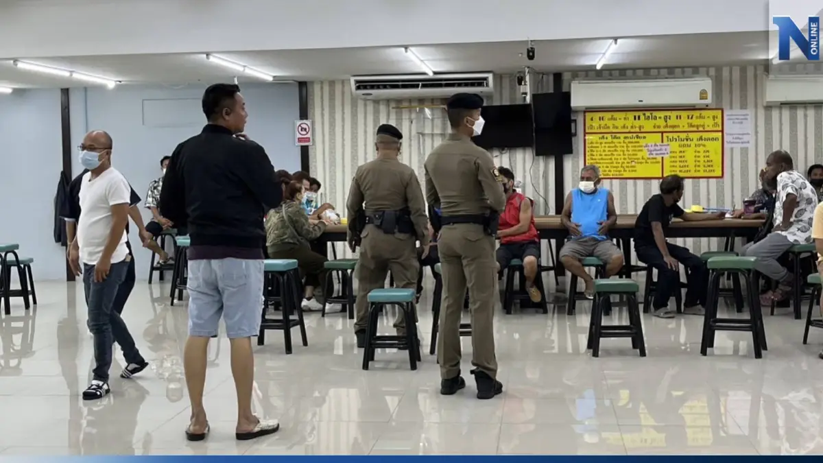 ตร.สนธิกำลังบุกทลายบ่อนไฮโล ภายในโต๊ะสนุก ย่านลาดพร้าว รวบผีพนัน 17 คน