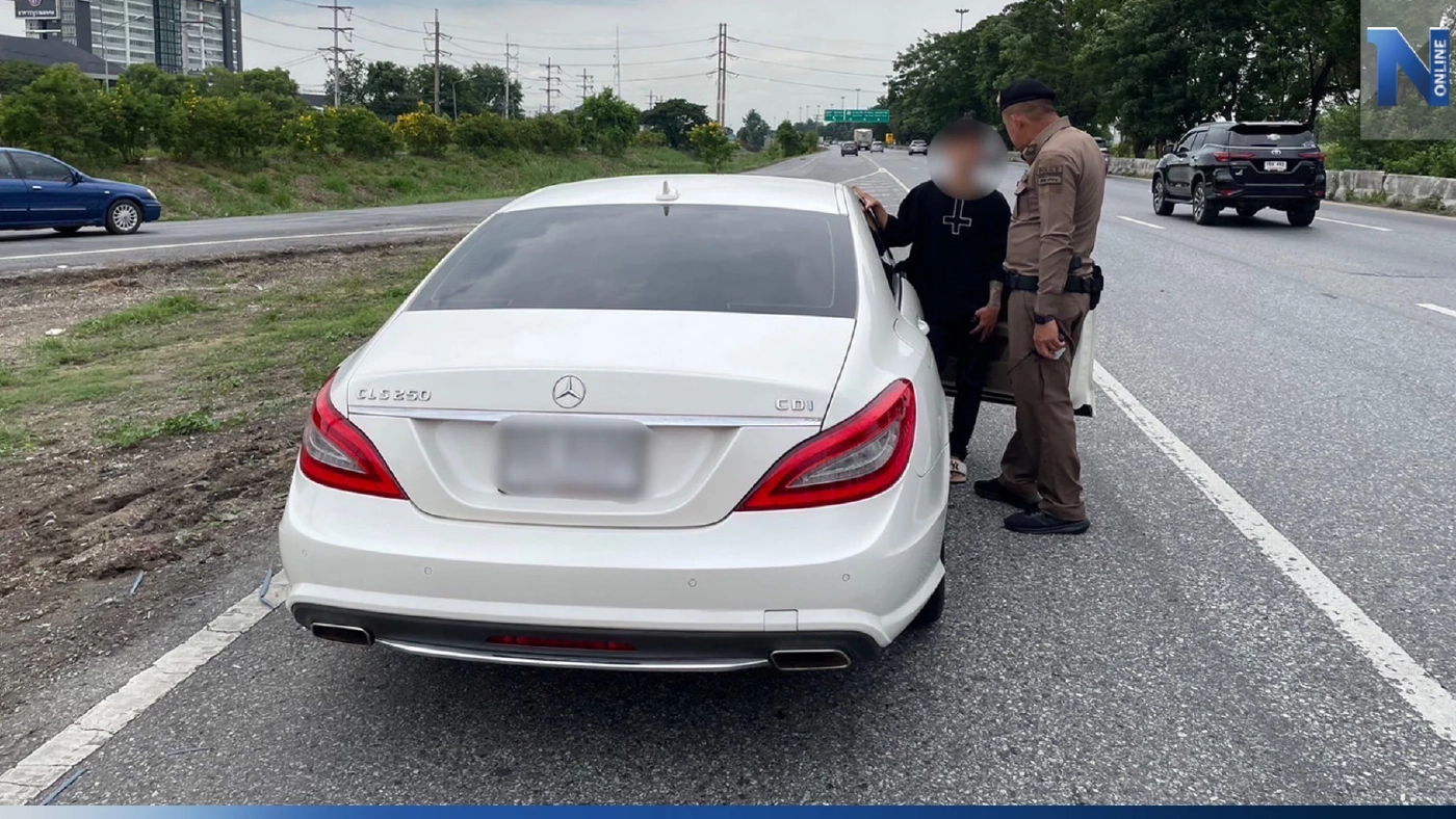 ตร.ทางหลวง สกัดหนุ่ม 22 ปีควบเบนซ์ อ้างไม่รู้ป้ายปลอม