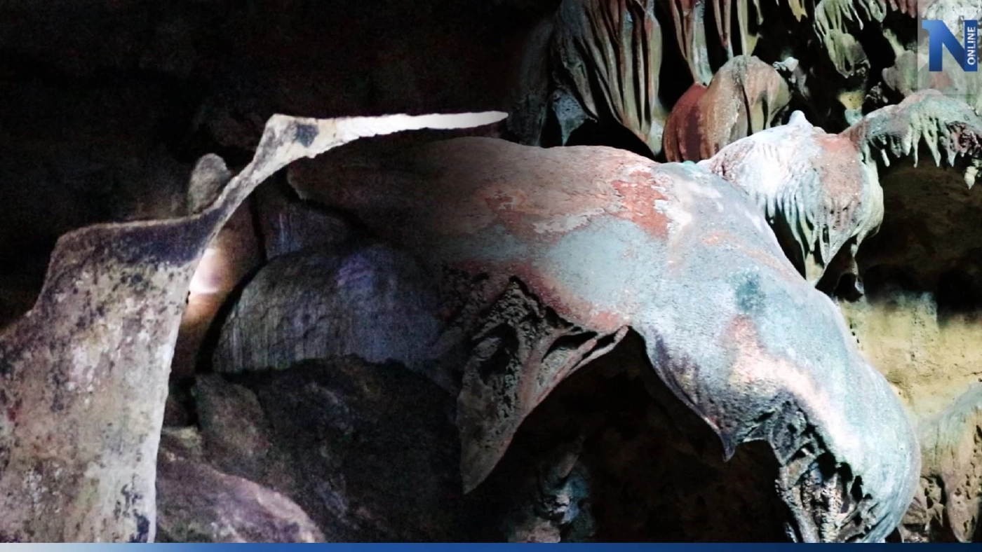 ตื่นตา! พาชมถ้ำสีสันสวยงาม และหินแปลกคล้ายหัว "นกกระเรียน" ที่เกาะสะอัง (คลิป)