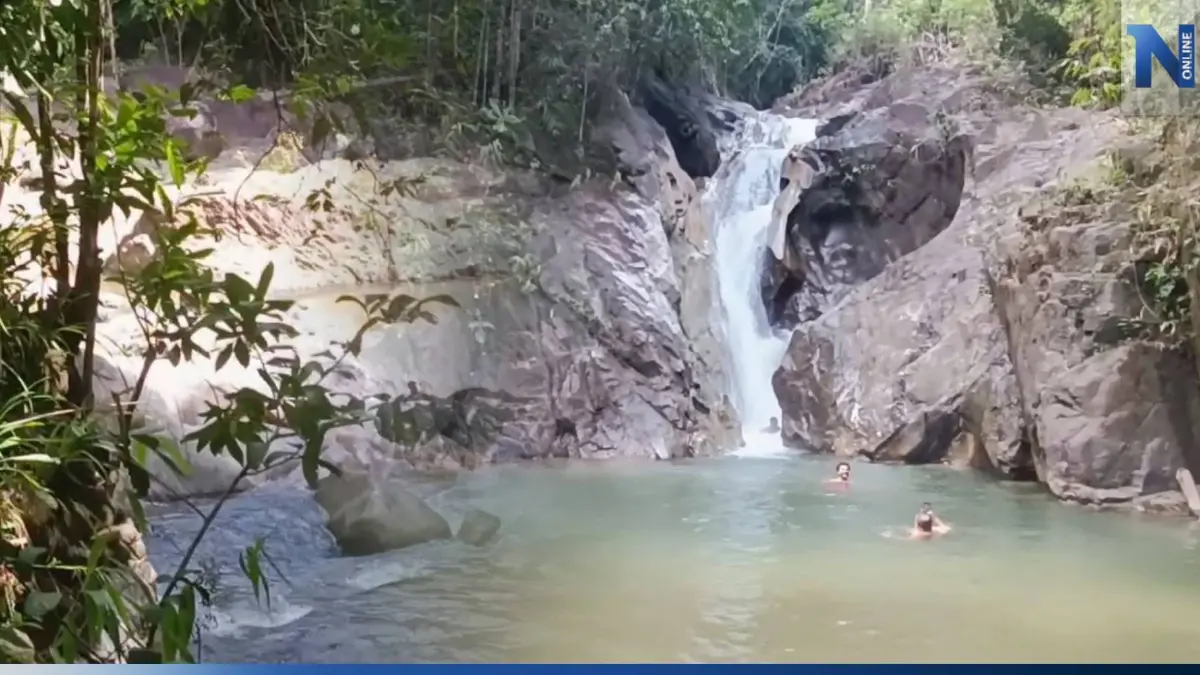 นทท.ต่างชาติชื่นชอบ "น้ำตกสองแพรก" ลงเล่นน้ำสนุกสนาน