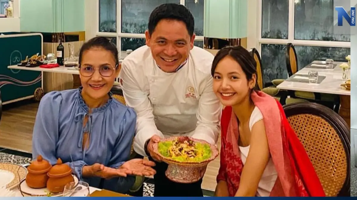 "เชฟชุมพล" ยิ้มไม่หุบ "ลิซ่า Blackpink" มาอุดหนุนชิมรสมือที่ร้านอาหาร "เชฟชุมพล" ยิ้มไม่หุบ "ลิซ่า Blackpink" มาอุดหนุนชิมรสมือที่ร้านอาหาร