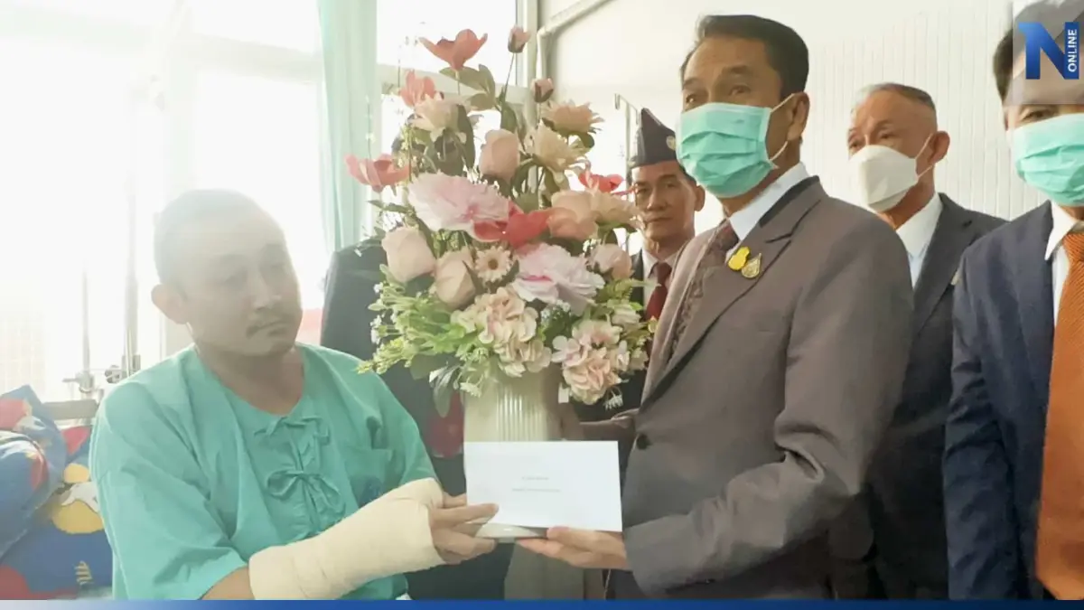 ประเดิมงานแรก "สุทิน" ฟิตไปรพ.พระมงกุฏ เยี่ยมทหารพรานบาดเจ็บ ถูกลอบวางบึ้ม ประเดิมงานแรก "สุทิน" ฟิตไปรพ.พระมงกุฏ เยี่ยมทหารพรานบาดเจ็บ ถูกลอบวางบึ้ม