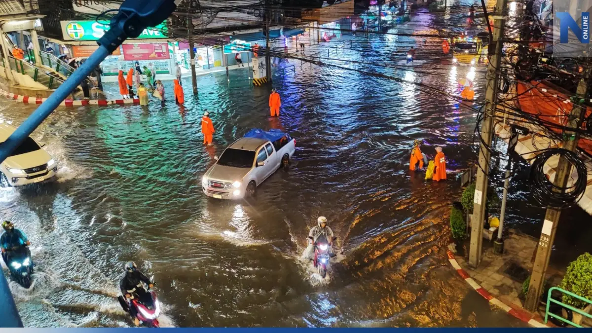 ด่วน! ฝนถล่มหนัก ทำ กทม. จมบาดาล หนักสุดย่านพระโขนง (มีคลิป) ด่วน! ฝนถล่มหนัก ทำ กทม. จมบาดาล หนักสุดย่านพระโขนง (มีคลิป)