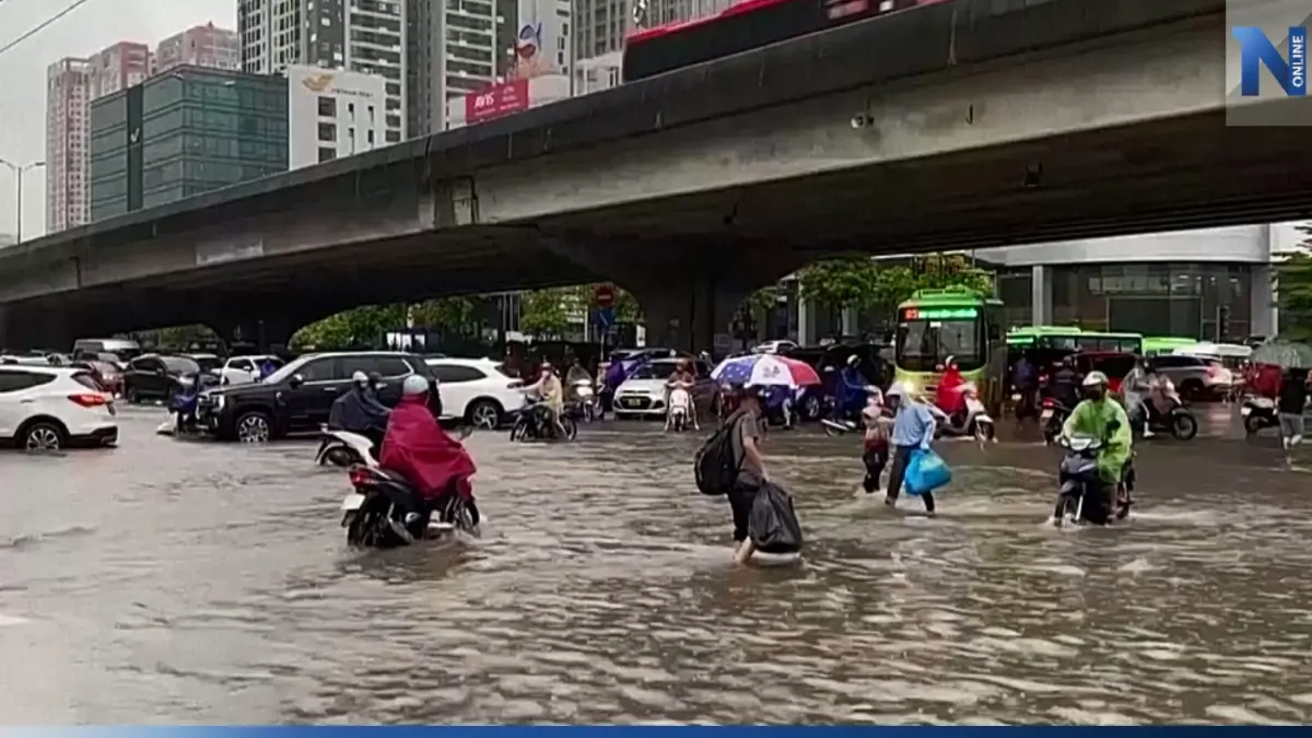 ฝนถล่มเวียดนามอ่วม จราจรฮานอยเป็นอัมพาต ฝนถล่มเวียดนามอ่วม จราจรฮานอยเป็นอัมพาต
