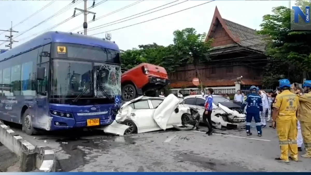 เบรกแตก! รถเมล์ EV พุ่งชนรถชาวบ้านยับ ย่านพระราม 2 เจ็บ 18