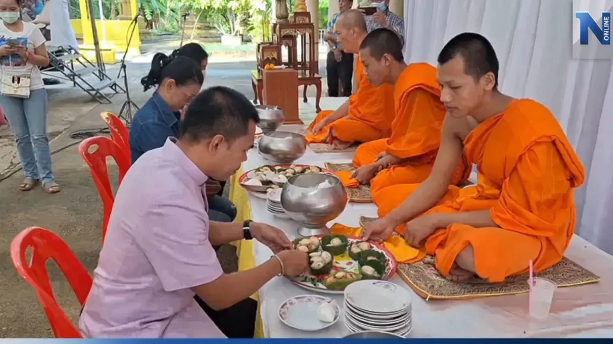 "ตักบาตรขนมครก" สานต่อประเพณีเกือบ 100 ปี