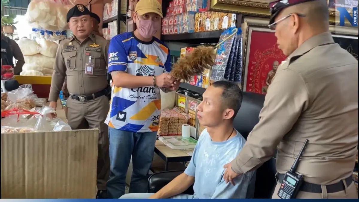 ทำแผนสองคนร้ายใช้มีดฟันสองพ่อลูกร้านขายของฝากชิงทอง ทำแผนสองคนร้ายใช้มีดฟันสองพ่อลูกร้านขายของฝากชิงทอง