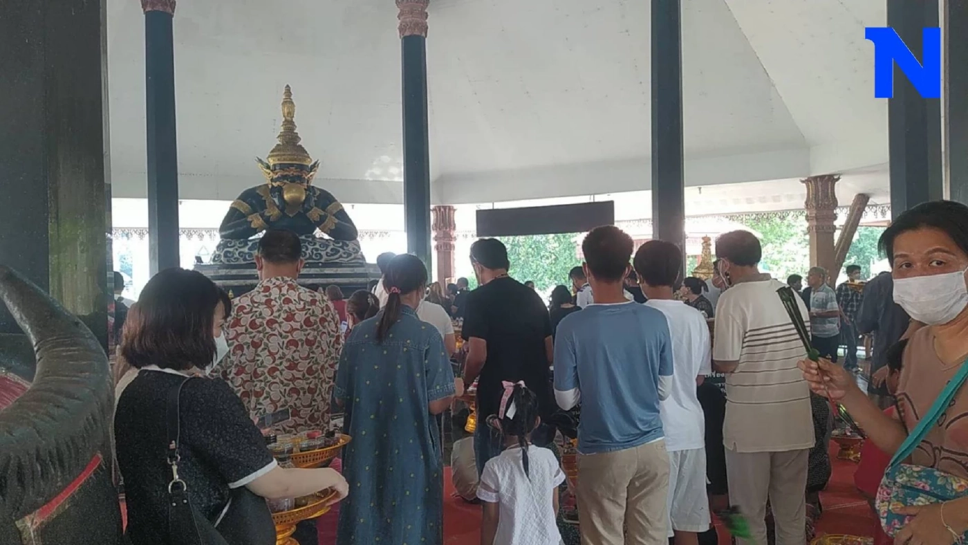 สายมูต้องมา! ประชาชนทั่วสารทิศเดินทางกราบไหว้พระราหู วัดศีรษะทอง