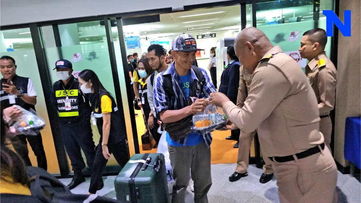 ทางการไทยต้อนรับ 90 แรงงานกลับสู่มาตุภูมิที่สนามบินอู่ตะเภา