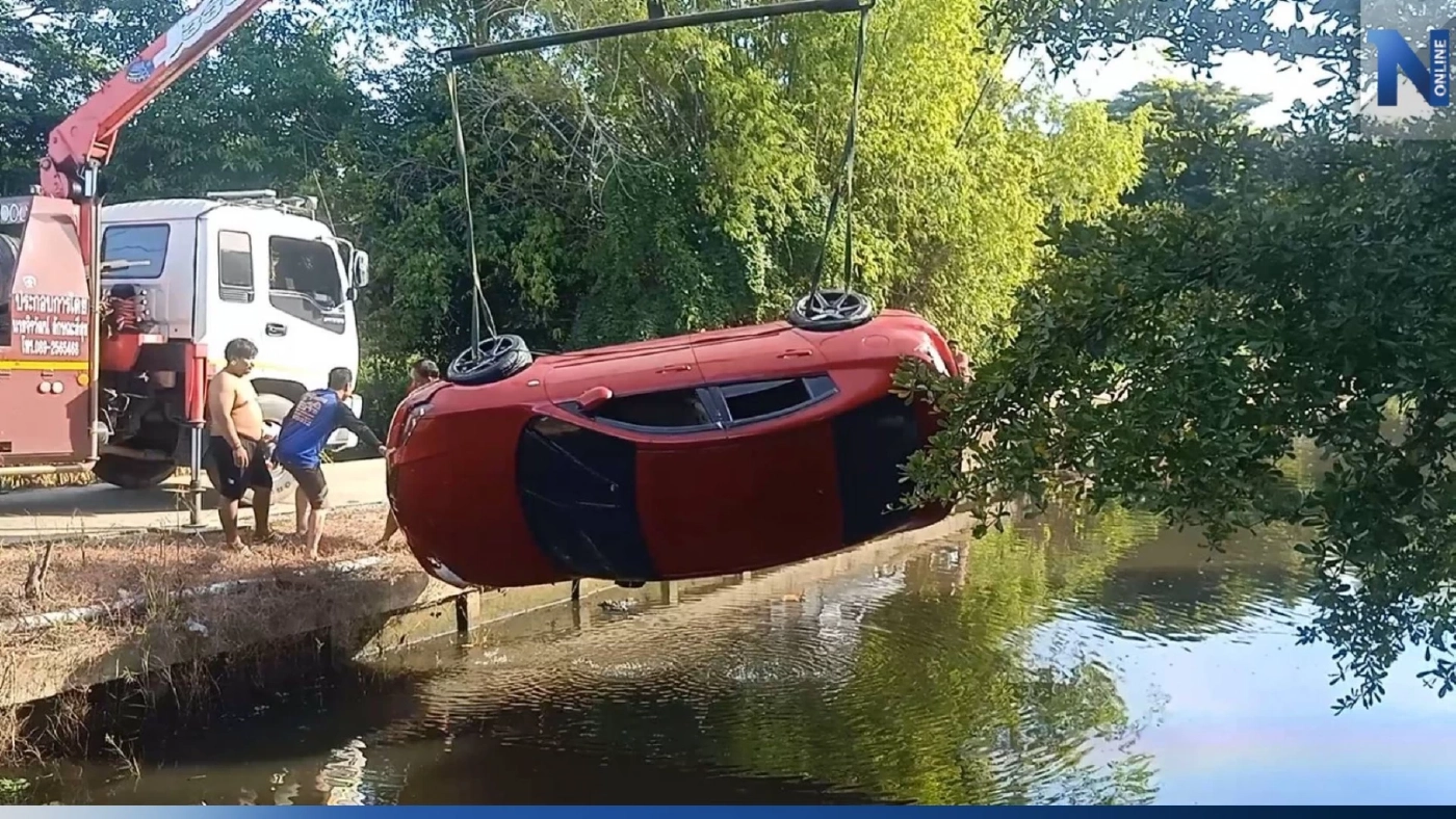 หนุ่มซิ่งเก๋งพุ่งตกน้ำจมมิดคันคนขับเปิดกระจกหนีตายออกมาได้หวุดหวิด หนุ่มซิ่งเก๋งพุ่งตกน้ำจมมิดคันคนขับเปิดกระจกหนีตายออกมาได้หวุดหวิด