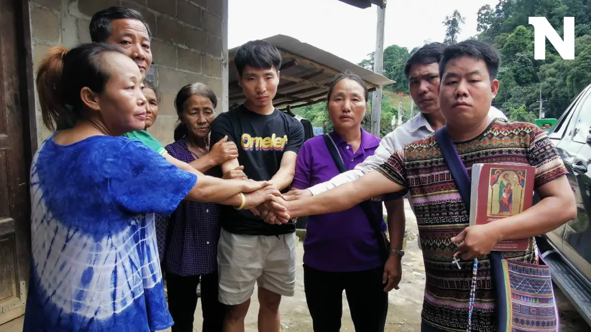 พ่อแม่หนุ่มอาข่า สั่งหมูดำทำพิธีเรียกขวัญ"บุญมา" รอดชีวิตจากฉนวนกาซา พ่อแม่หนุ่มอาข่า สั่งหมูดำทำพิธีเรียกขวัญ"บุญมา" รอดชีวิตจากฉนวนกาซา