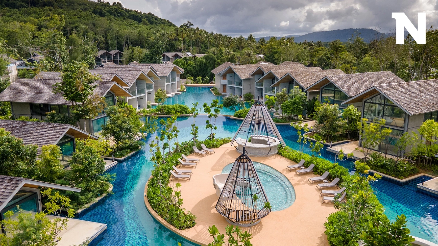 ชวนไปติดเกาะมะพร้าว ในรีสอร์ทหรูริมชายหาด นอนฟังเสียงคลื่นที่ภูเก็ต