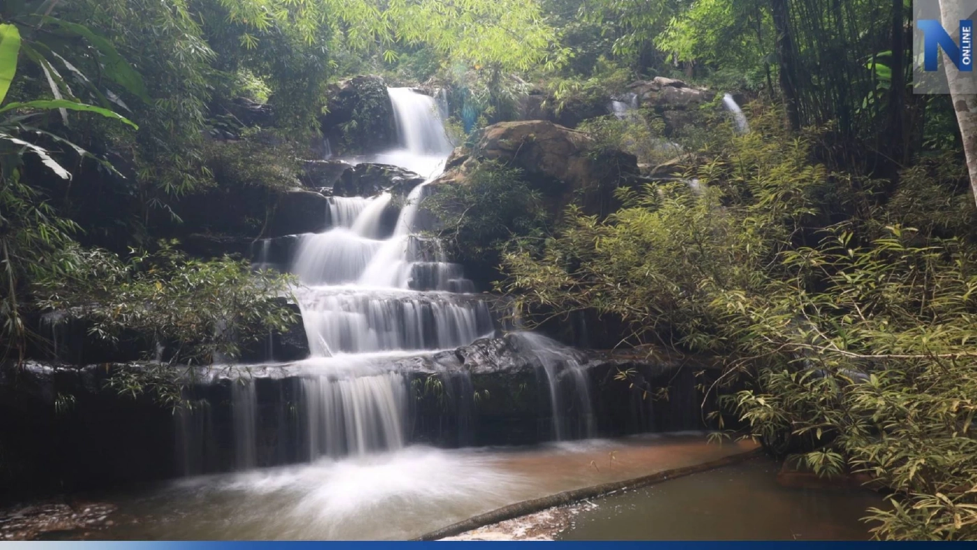 เที่ยวหน้าฝน ยลความงาม "น้ำตกตาดสูง" กลางป่าเขาบ้านน้ำกุ่ม จ.พิษณุโลก