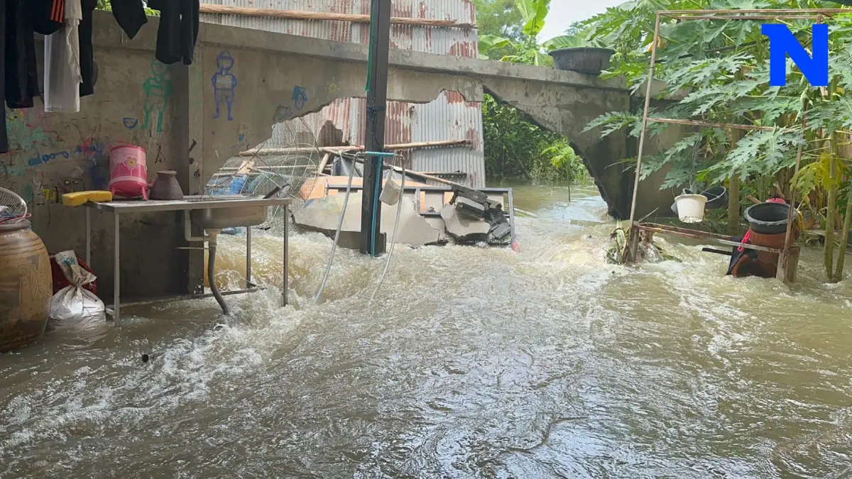 ชลบุรีฝนตกหนัก น้ำดันกำแพงหมู่บ้านพังทะลักท่วม เดือดร้อนหนัก