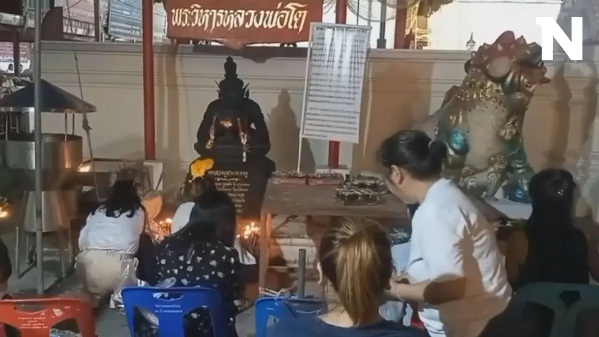 ชาวบ้านตื่น! พระราหูย้ายราศี แห่ไหว้พระราหูคู่ หน้าวิหารหลวงพ่อโต กันคึกคัก