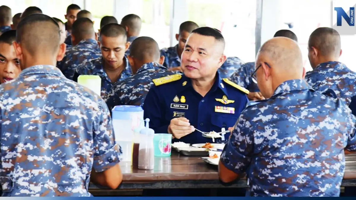 "ผบ.ทอ." ร่วมทานข้าวกับพลทหาร แนะ อดทนกับอุปสรรคแล้วทุกอย่างจะผ่านด้วยดี "ผบ.ทอ." ร่วมทานข้าวกับพลทหาร แนะ อดทนกับอุปสรรคแล้วทุกอย่างจะผ่านด้วยดี