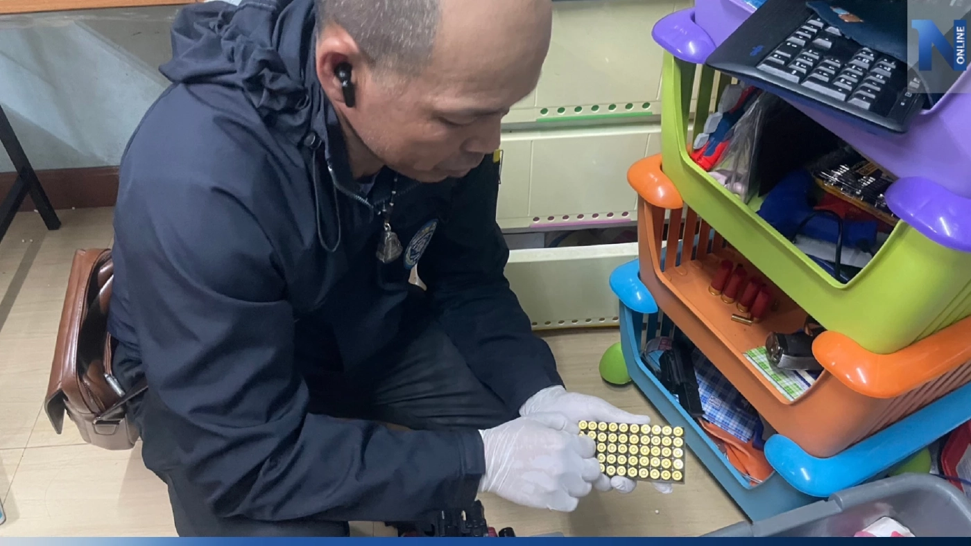 ค้นบ้านมือกราดยิงกลางห้างดัง อึ้ง! เจอ บีบีกัน - เป้าซ้อมยิง - กระสุนเพียบ