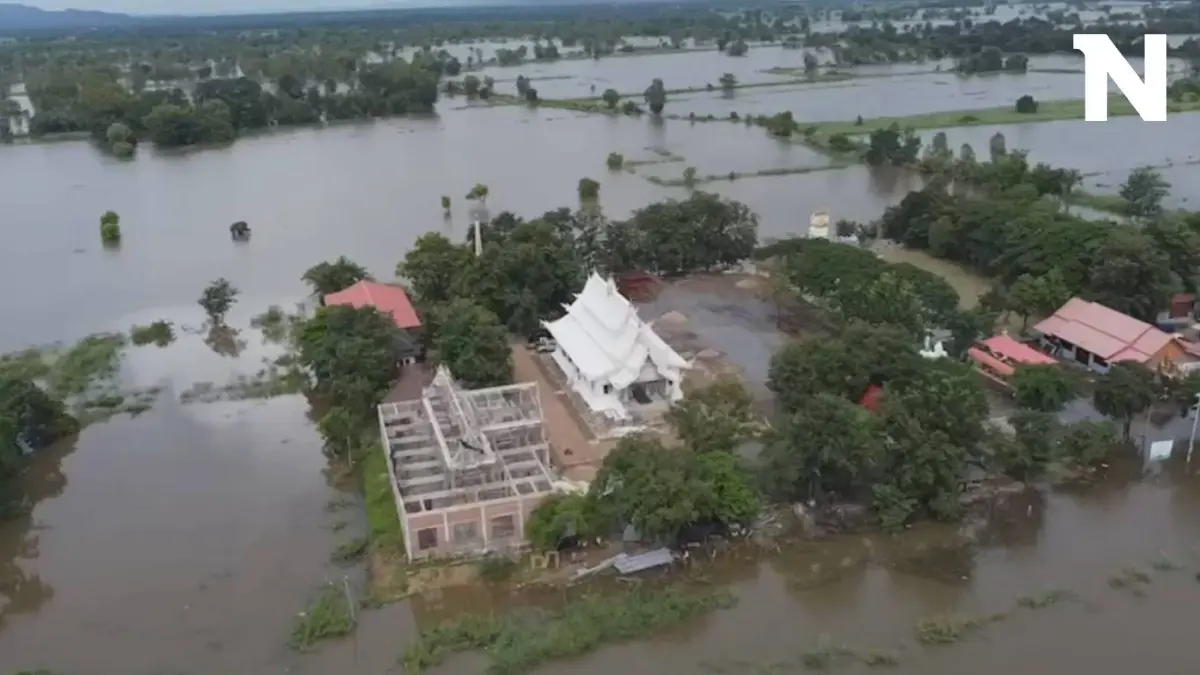 เหมือนติดเกาะ! น้ำท่วมปิดทางเข้าออก "วัดพลายชุมพล" พระ-เณรต้องใช้เรือเข้าออก เหมือนติดเกาะ! น้ำท่วมปิดทางเข้าออก "วัดพลายชุมพล" พระ-เณรต้องใช้เรือเข้าออก