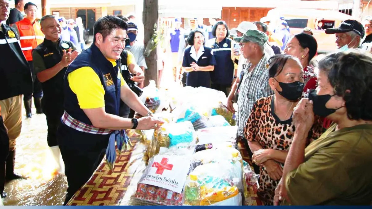 "ธรรมนัส" ลุยแจกถุงยังชีพช่วยปชช. พร้อมติดตามสถานการณ์น้ำ 3 จังหวัด (คลิป)