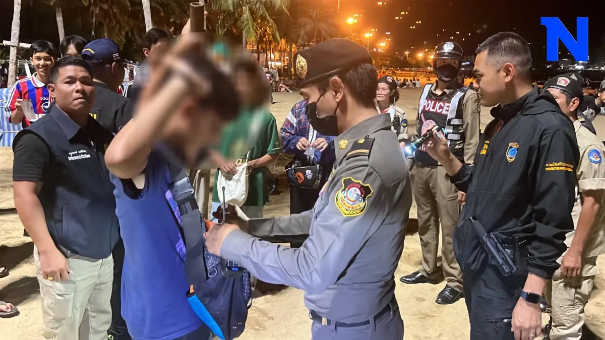 ตำรวจคอมโบ้ฝ่ายปกครองชลบุรีตรวจวัยรุ่นพกอาวุธ-ยาเสพติดเที่ยวทะเล ตำรวจคอมโบ้ฝ่ายปกครองชลบุรีตรวจวัยรุ่นพกอาวุธ-ยาเสพติดเที่ยวทะเล