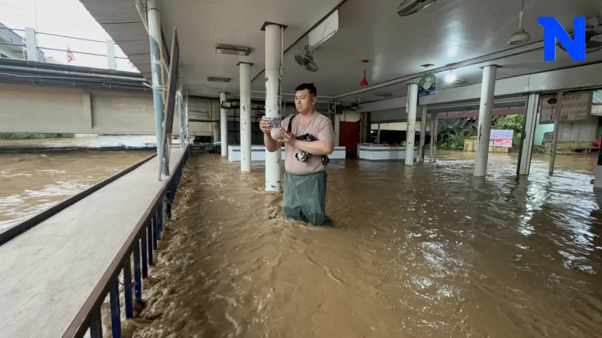 เชียงรายฝนตกหนักท้ังคืนน้ำล้นตลิ่ง ร้านค้าชายแดนแม่สายเร่งขนของหนี เชียงรายฝนตกหนักท้ังคืนน้ำล้นตลิ่ง ร้านค้าชายแดนแม่สายเร่งขนของหนี