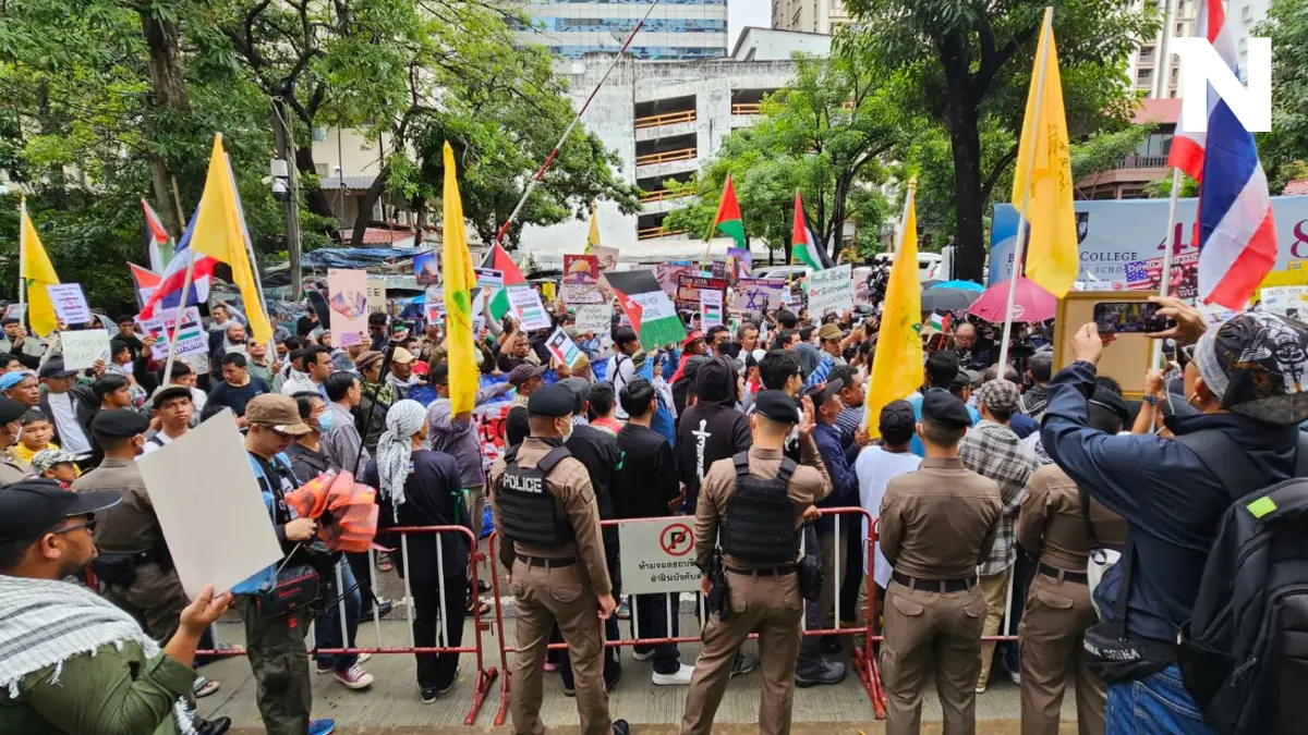 หวิดวุ่น! กลุ่มหนุนปาเลสไตน์ บุกเผาธงหน้าสถานทูตอิสราเอล ร้องขอสันติภาพ