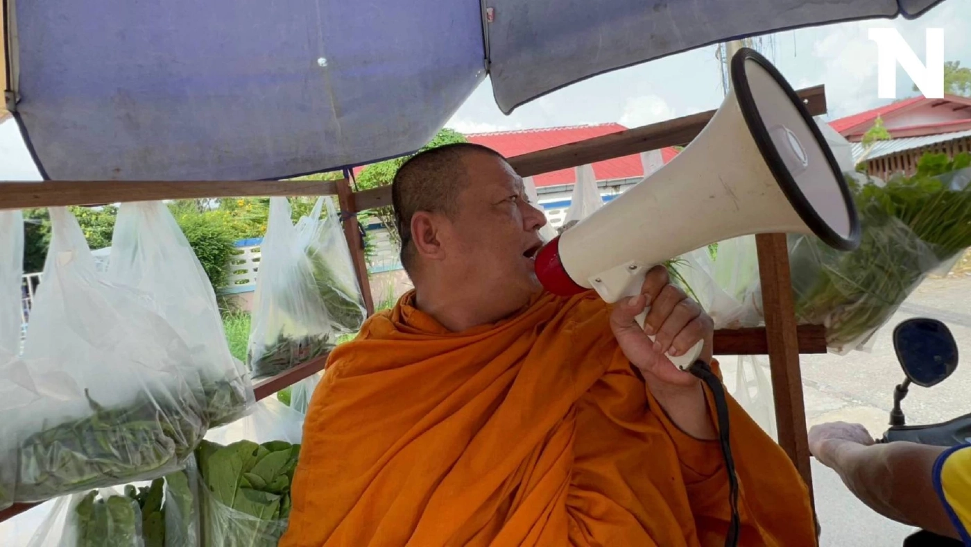 "ผักปันสุข" เจ้าอาวาสทำรถซาเล้งพุ่มพวง แจกผักฟรีให้ชาวบ้าน "ผักปันสุข" เจ้าอาวาสทำรถซาเล้งพุ่มพวง แจกผักฟรีให้ชาวบ้าน