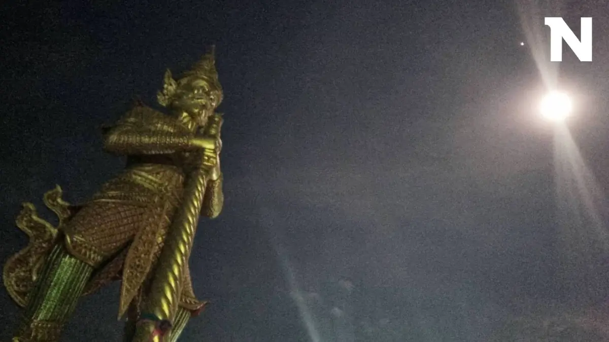 ชม "จันทรุปราคาบางส่วน" หน้า "องค์ปู่ท้าวเวสสุวรรณ" วัดดัง เผยเลขหางประทัด ชม "จันทรุปราคาบางส่วน" หน้า "องค์ปู่ท้าวเวสสุวรรณ" วัดดัง เผยเลขหางประทัด