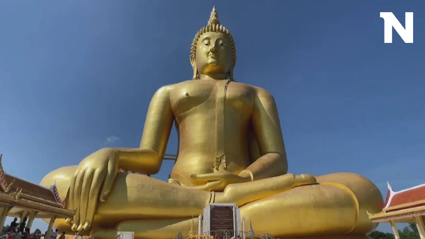 พุทธศาสนิกชนพาครอบครัวไหว้พระ แตะปลายนิ้วขอพร "หลวงพ่อใหญ่" วัดม่วง