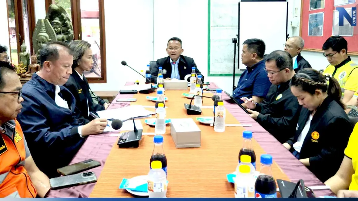 "สมศักดิ์" กระโจนขึ้นรถ วัดระดับน้ำหน้าจวนผู้ว่าฯสุโขทัย พบน้ำปริ่มแล้ว