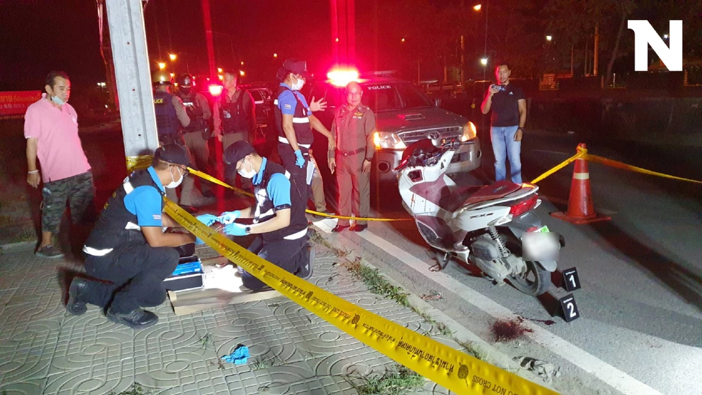 หนุ่มหัวร้อน ยิงปืนขู่ รถ 6 ล้อ กระสุนพลาด พุ่งเจาะหัวพนักงานคลังดับคาถนน