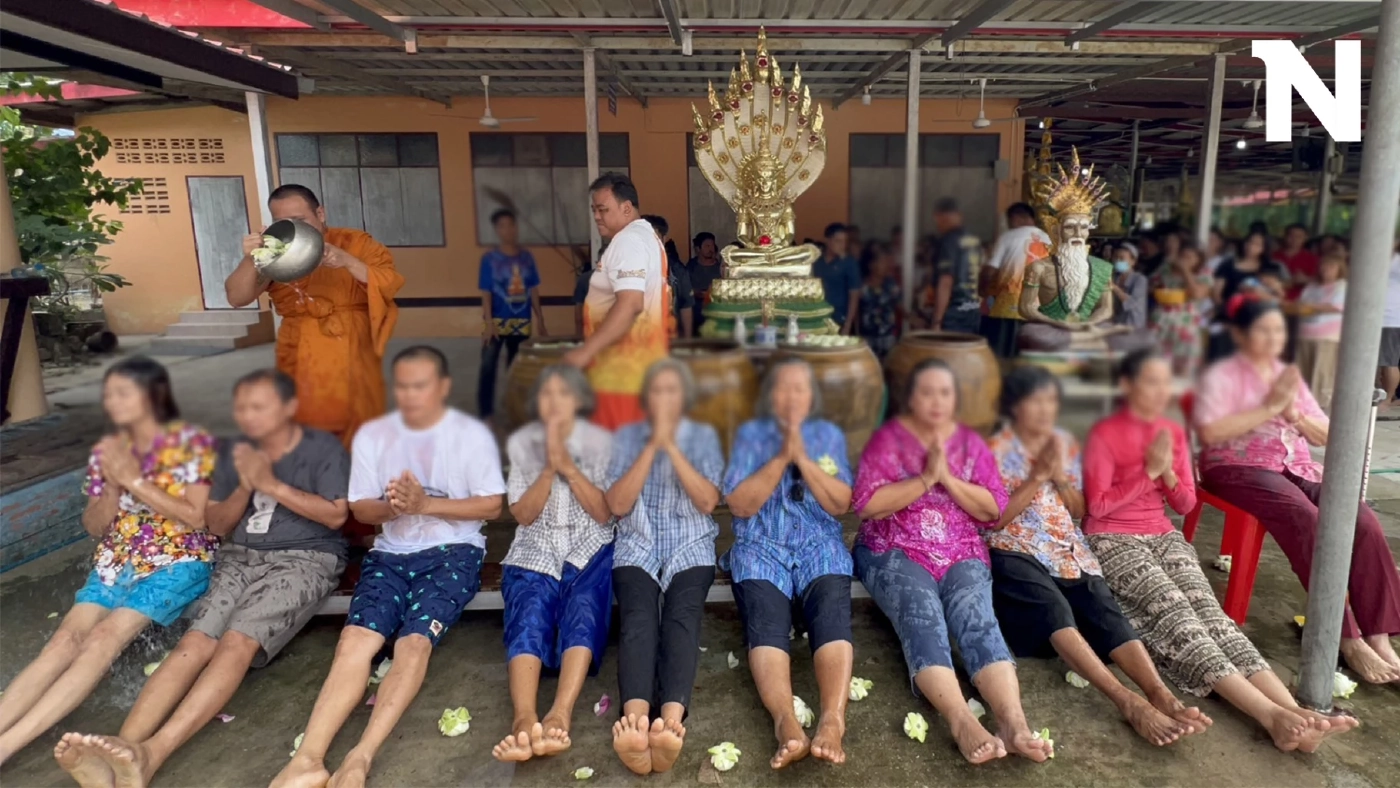 อยากรวยบ้าง! แห่อาบน้ำมนต์ ตามรอยแม่ค้าลอตเตอรี่ ถูกรางวัลที่ 1 รับ 6 ล้าน