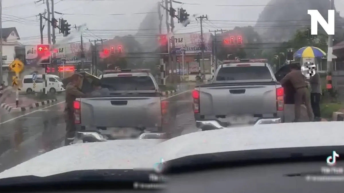 โซเชียลชื่นชม ฝนตกหนัก ตร.เห็นแก่ความเป็นมนุษย์ กางร่มพาผู้ต้องหาไปนั่งในรถ