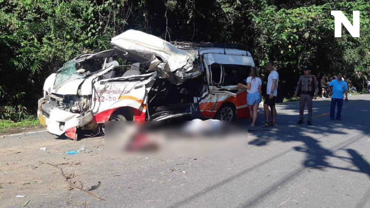 รถตู้ 'เชียงใหม่-แม่ฮ่องสอน' ยางระเบิดพลิกคว่ำ นทท.ดับ 2 ราย บาดเจ็บระนาว