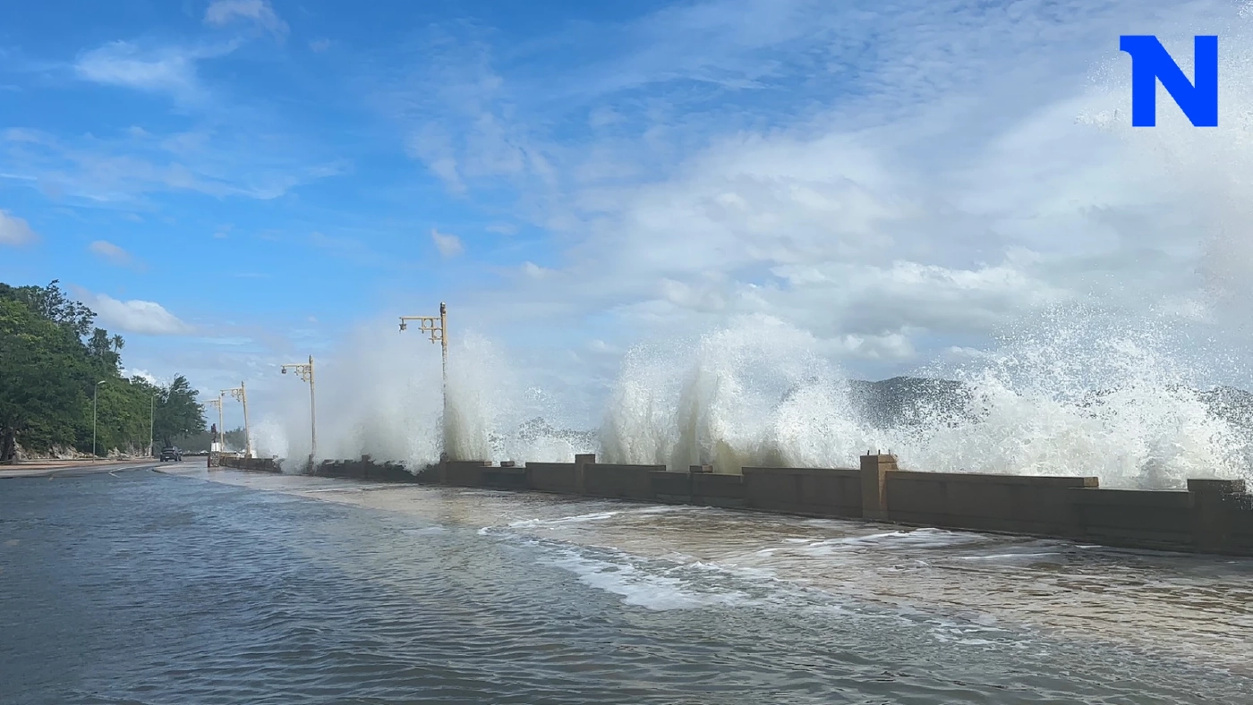 อิทธิพลลมหนาวซัดคลื่นลมถล่ม 'เพชรบุรี-ประจวบฯ' สูง 4 เมตร!