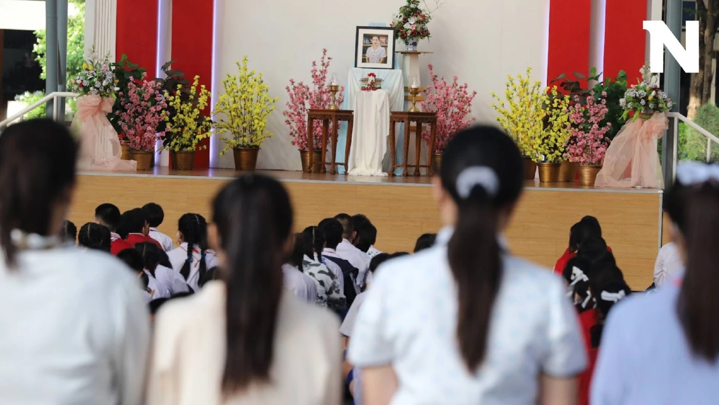 บรรยากาศโศกเศร้า ครู-นักเรียน "พระหฤทัยคอนแวนต์" ทำพิธีไว้อาลัย "ครูเจี๊ยบ"