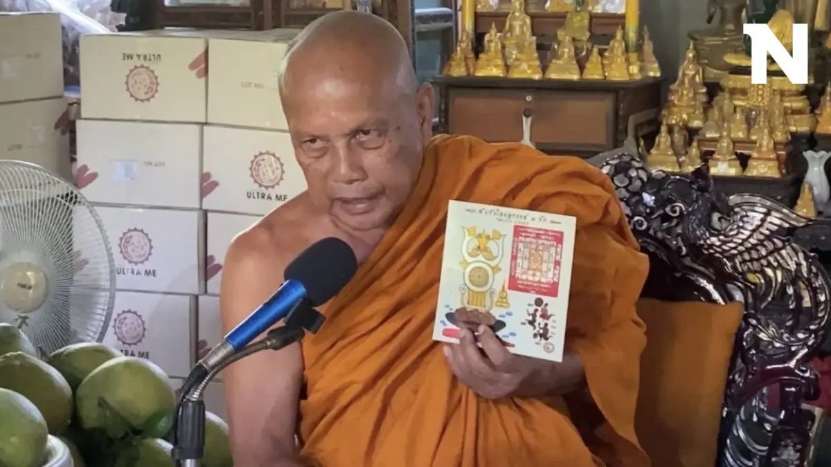 พระพยอม แจก “ยันหน้าหงาย” ไว้เตือนสติให้มีปัญญาต่อสู้กับความ “โลภ โกรธ หลง”
