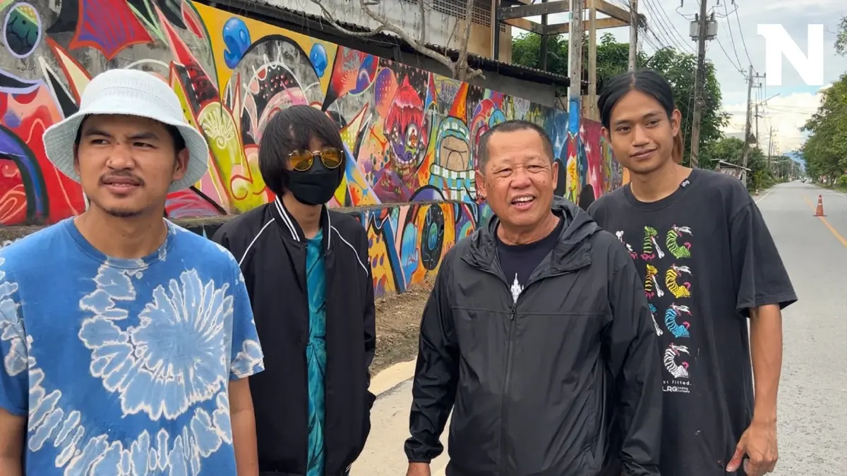 ปลื้มอาจารย์ เฉลิมชัย ตามตัว พ่นสี Street Art บนกำแพงลานจอดรถ วัดร่องขุ่น ปลื้มอาจารย์ เฉลิมชัย ตามตัว พ่นสี Street Art บนกำแพงลานจอดรถ วัดร่องขุ่น