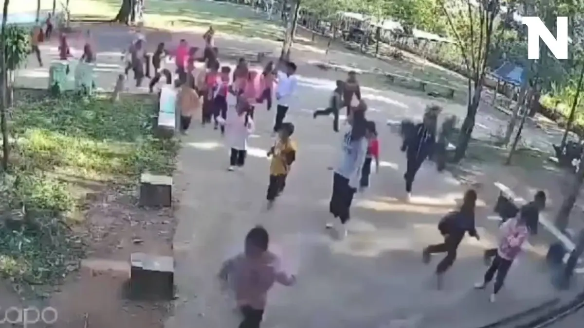 ชายคลั่งถือมีดบุกหน้าเสาธง นักเรียนวิ่งหนีเอาชีวิตรอด ครูถูกฟันเจ็บ