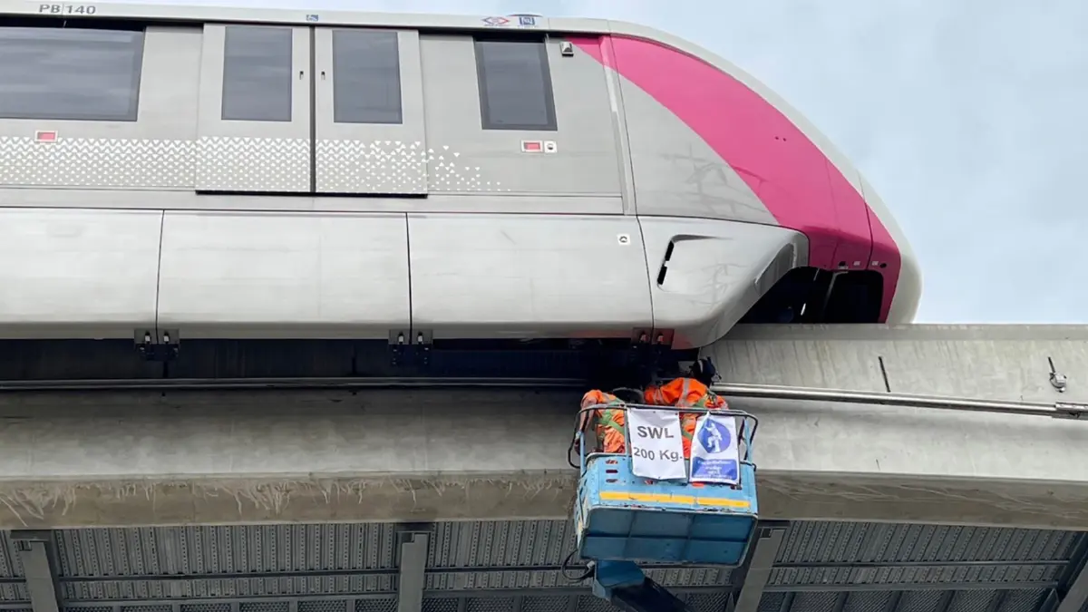 NBM แจงเหตุ รางจ่ายกระแสไฟฟ้า โครงการรถไฟฟ้าสายสีชมพูร่วงลงพื้นถนน