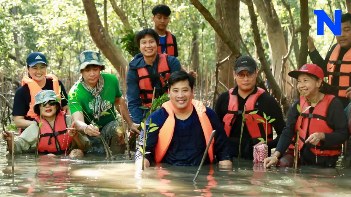 "ท่านอ้น" โพสต์ภาพปลูกป่าโกงกาง พร้อมแคปชัน"ธรรมชาติบำบัด สร้างสมดุลย์"